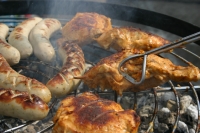 Steaks auf Holzkohlegrill