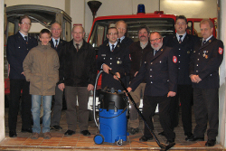 Karl Frötschner, Lukas Eckert, Adalbert Winkler, Bürgermeister Burkard Losert, erster Kommandant und stellvertretender Bürgermeister Dirk Wiesner, Kreisbrandinspektor Bruno Kiesel, Anton Hartl, erster Vorstand Albert Wiesner, zweiter Kommandant Armin Pfanzer und Jugendwart Roland Kömm freuen sich über den neuen Feuerwehr-Wasser-Sauger vom Feuerwehrverein.